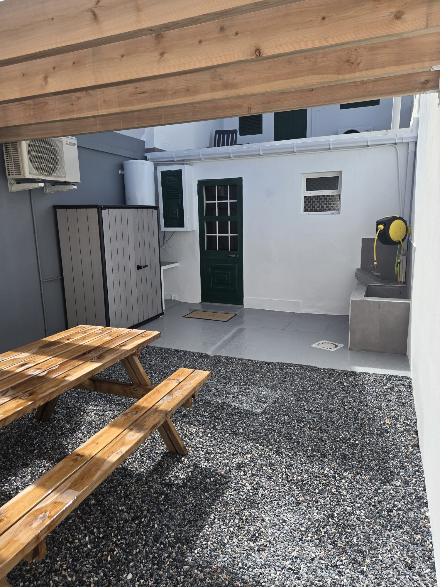 Cour et terrasse extérieure, vue 2